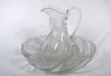Baccarat (1764),  - Gomil com bacia de cristal francês lapidado. Marca da cristallerie em relevo. Acompanha o móvel suporte de madeira. Jarra com alça trincada e bacia co