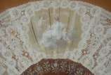Antigo leque com detalhes em renda, emoldurado.... - Antigo leque com detalhes em renda, emoldurado. Desgastes do tempo.