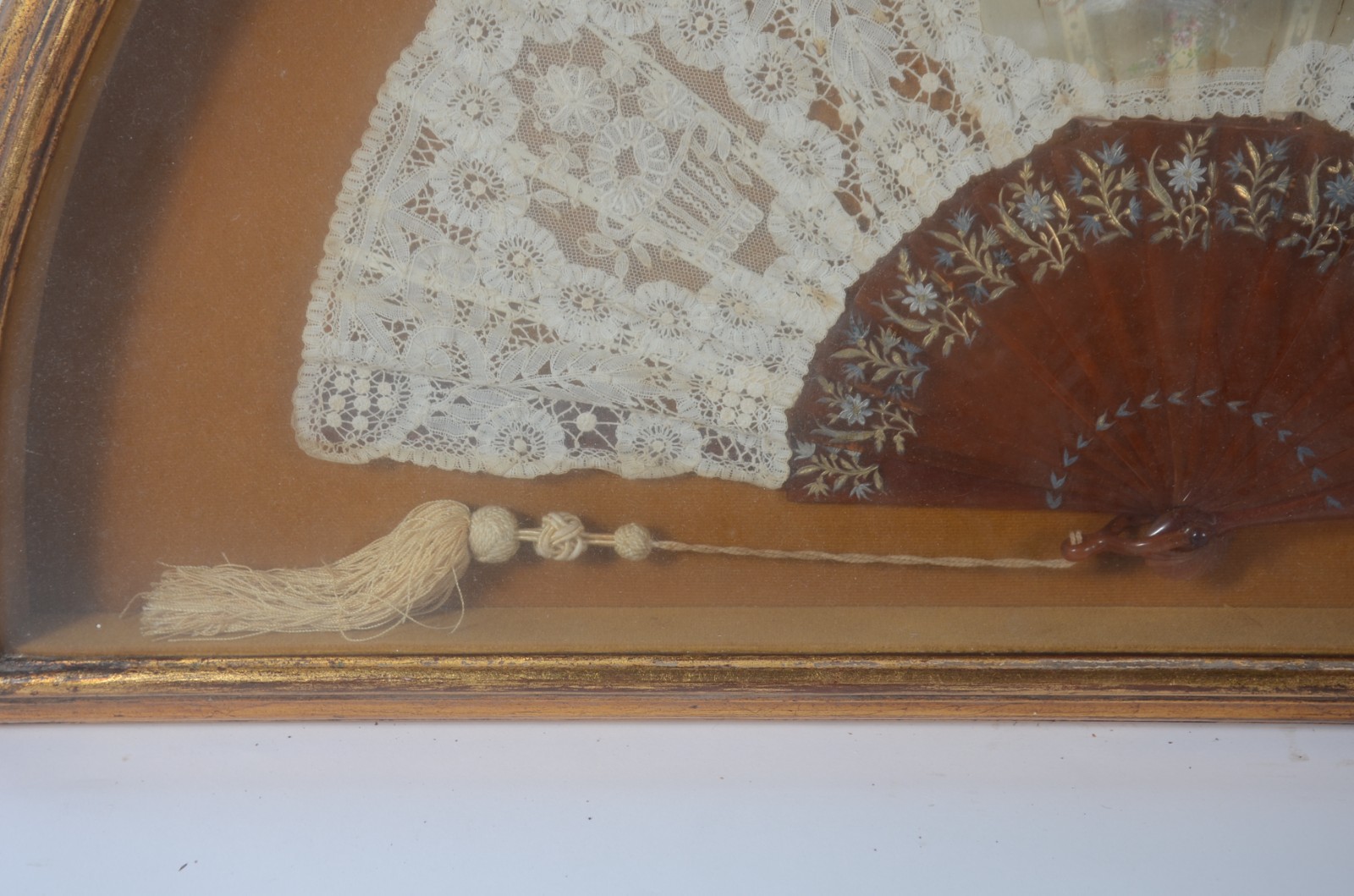 Antigo leque com detalhes em renda, emoldurado. Desgastes do tempo. - foto 3 de 6