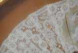 Antigo leque com detalhes em renda, emoldurado.... - Antigo leque com detalhes em renda, emoldurado. Desgastes do tempo.