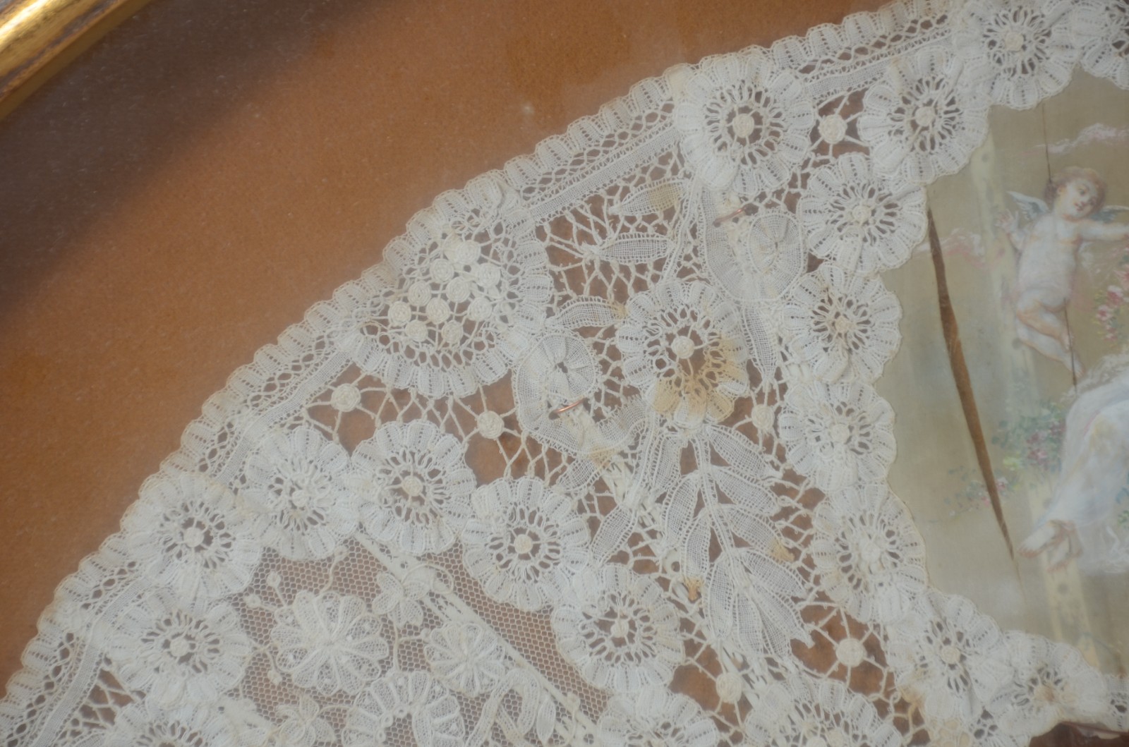 Antigo leque com detalhes em renda, emoldurado. Desgastes do tempo. - foto 4 de 6