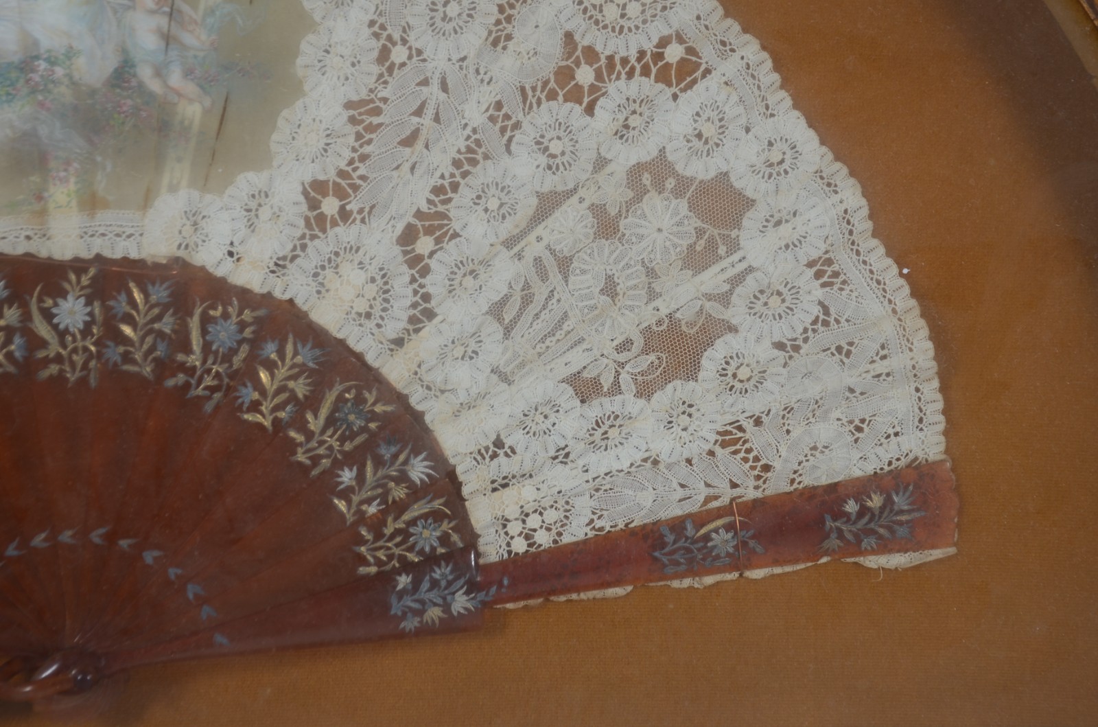 Antigo leque com detalhes em renda, emoldurado. Desgastes do tempo. - foto 5 de 6