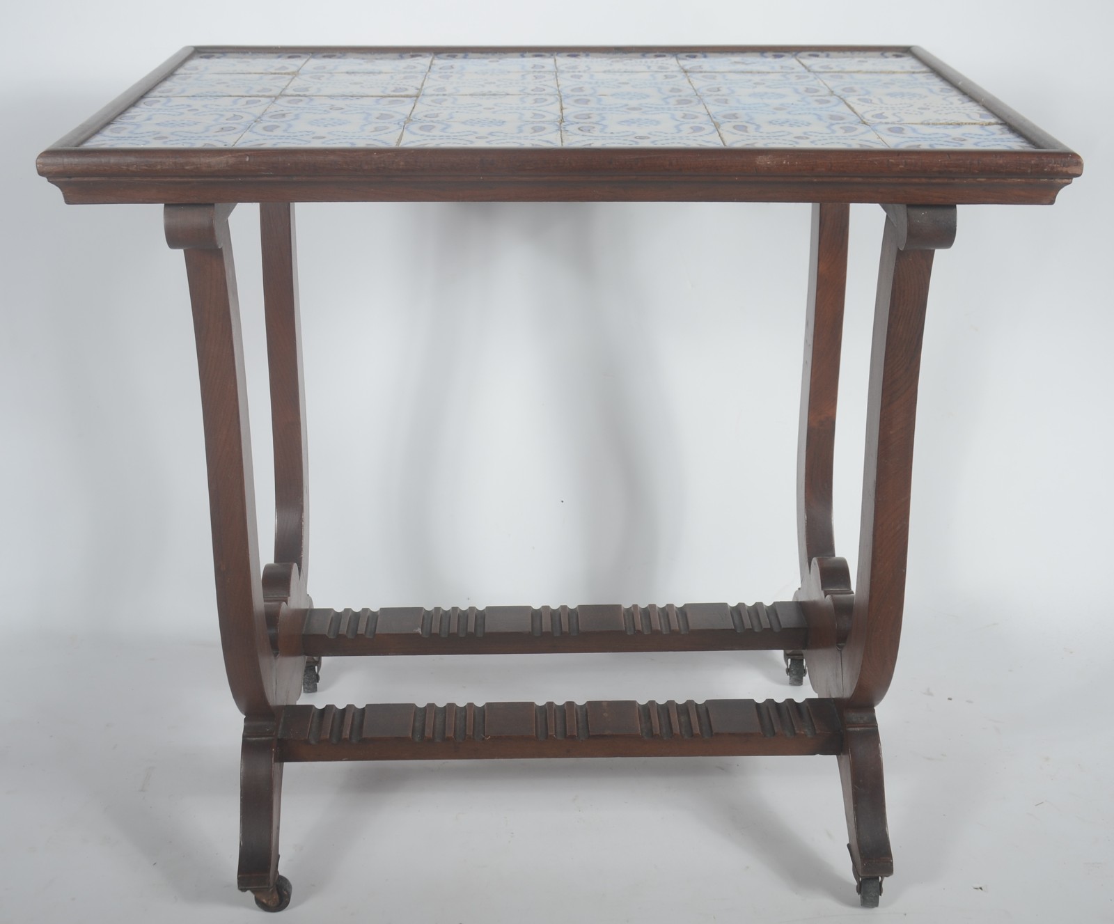 Mesa auxiliar de madeira nobre, tampo com azulejos decorados com... - foto 2 de 5
