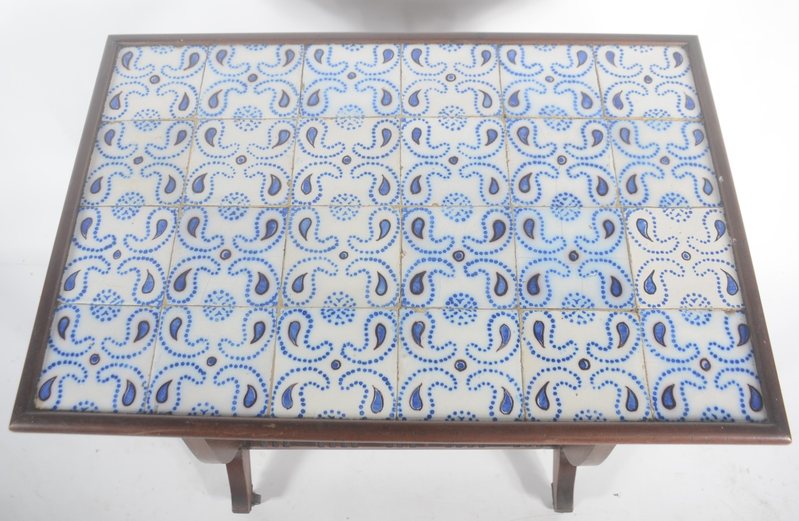Mesa auxiliar de madeira nobre, tampo com azulejos decorados com... - foto 3 de 5