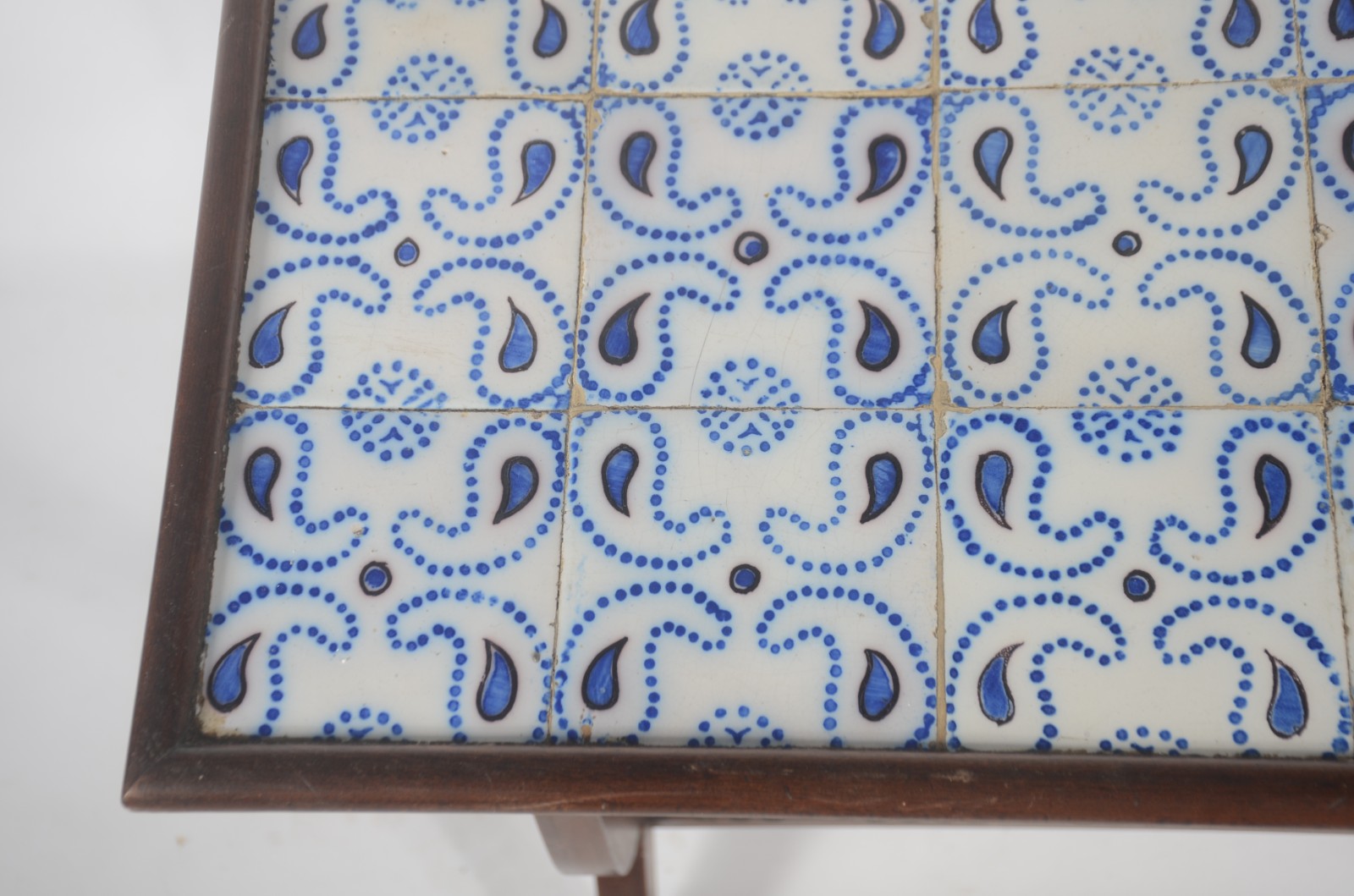 Mesa auxiliar de madeira nobre, tampo com azulejos decorados com... - foto 5 de 5