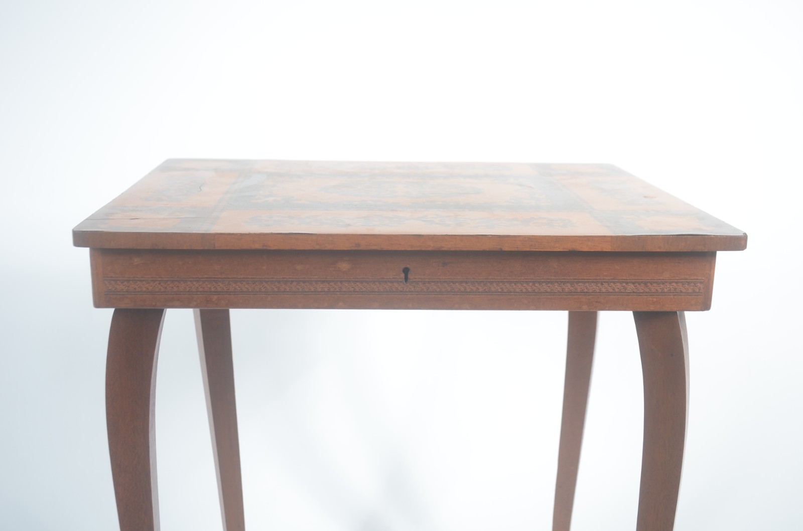 Mesa costureira italiana de madeira marchetada. Quatro pernas... - foto 4 de 9