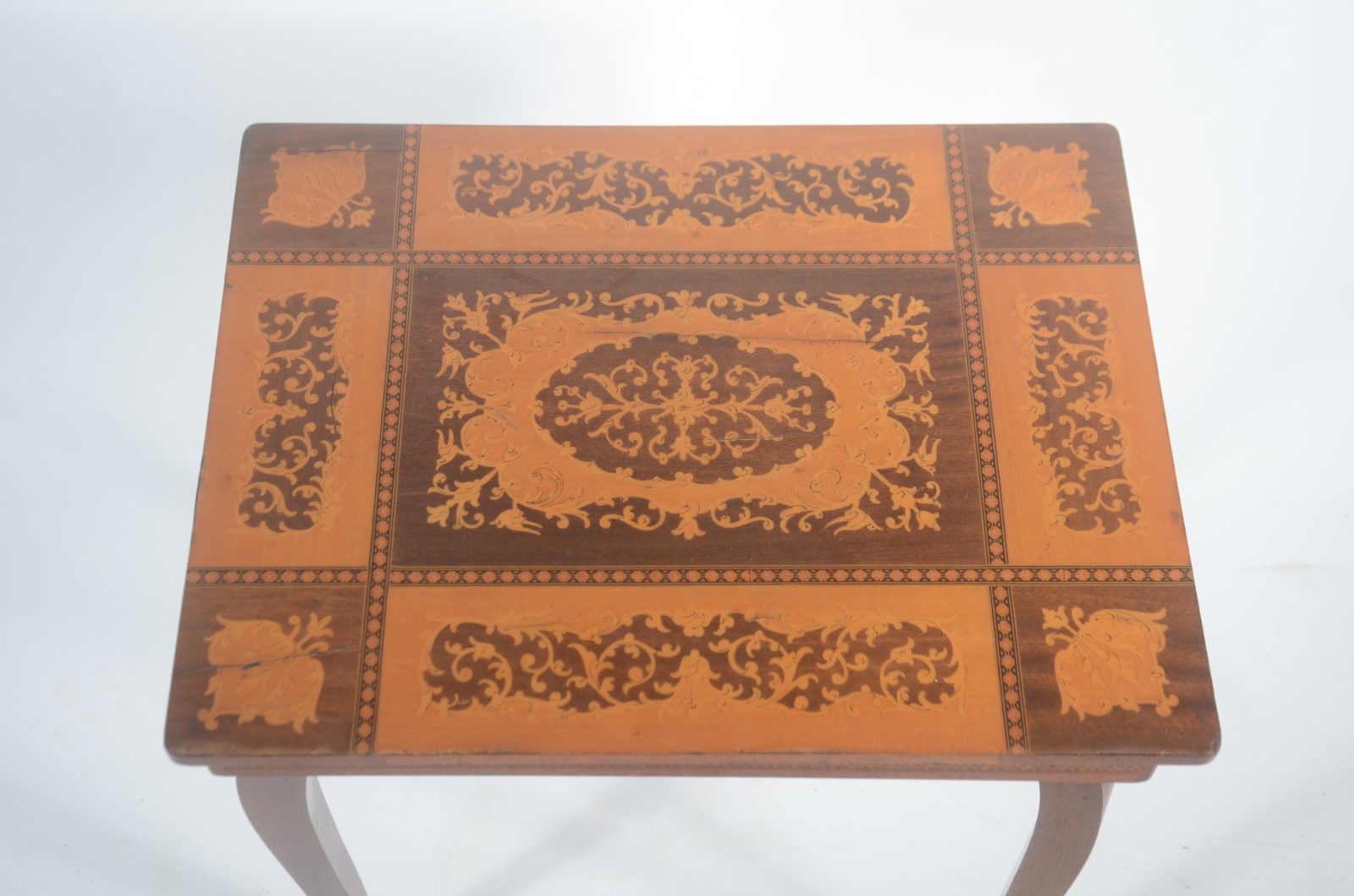 Mesa costureira italiana de madeira marchetada. Quatro pernas... - foto 6 de 9
