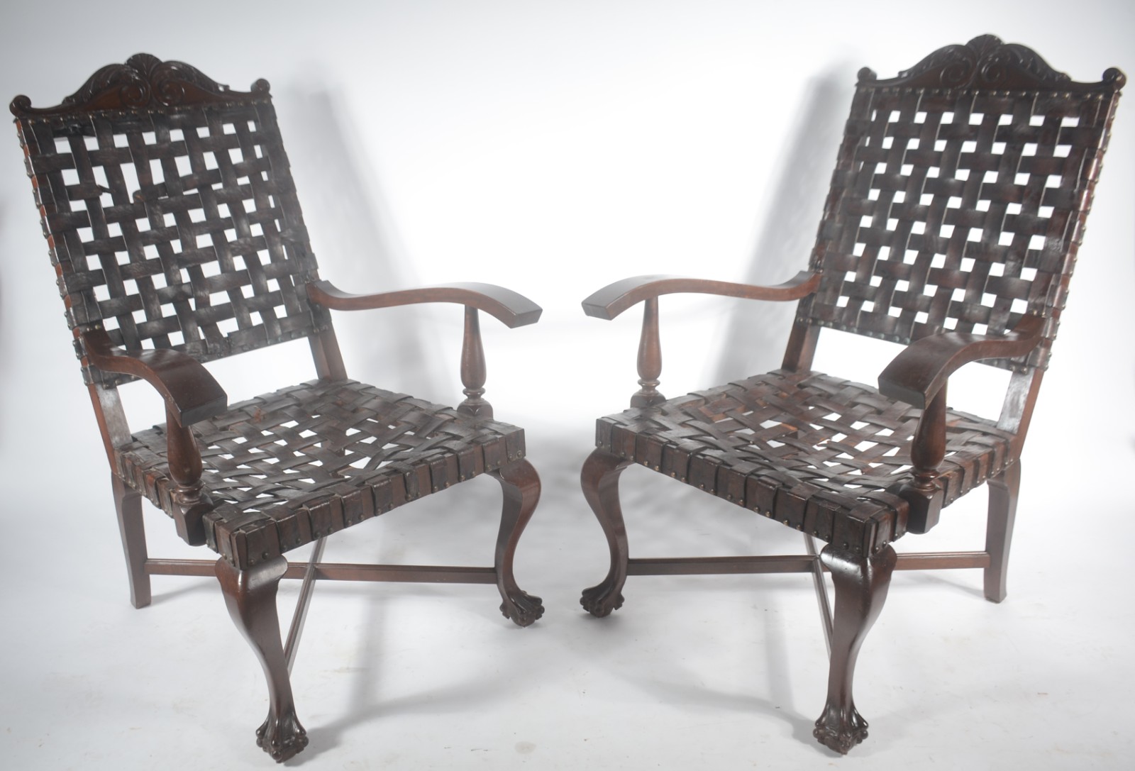 Par de poltronas de madeira nobre, almofadas soltas na cor amarela... - foto 1 de 9