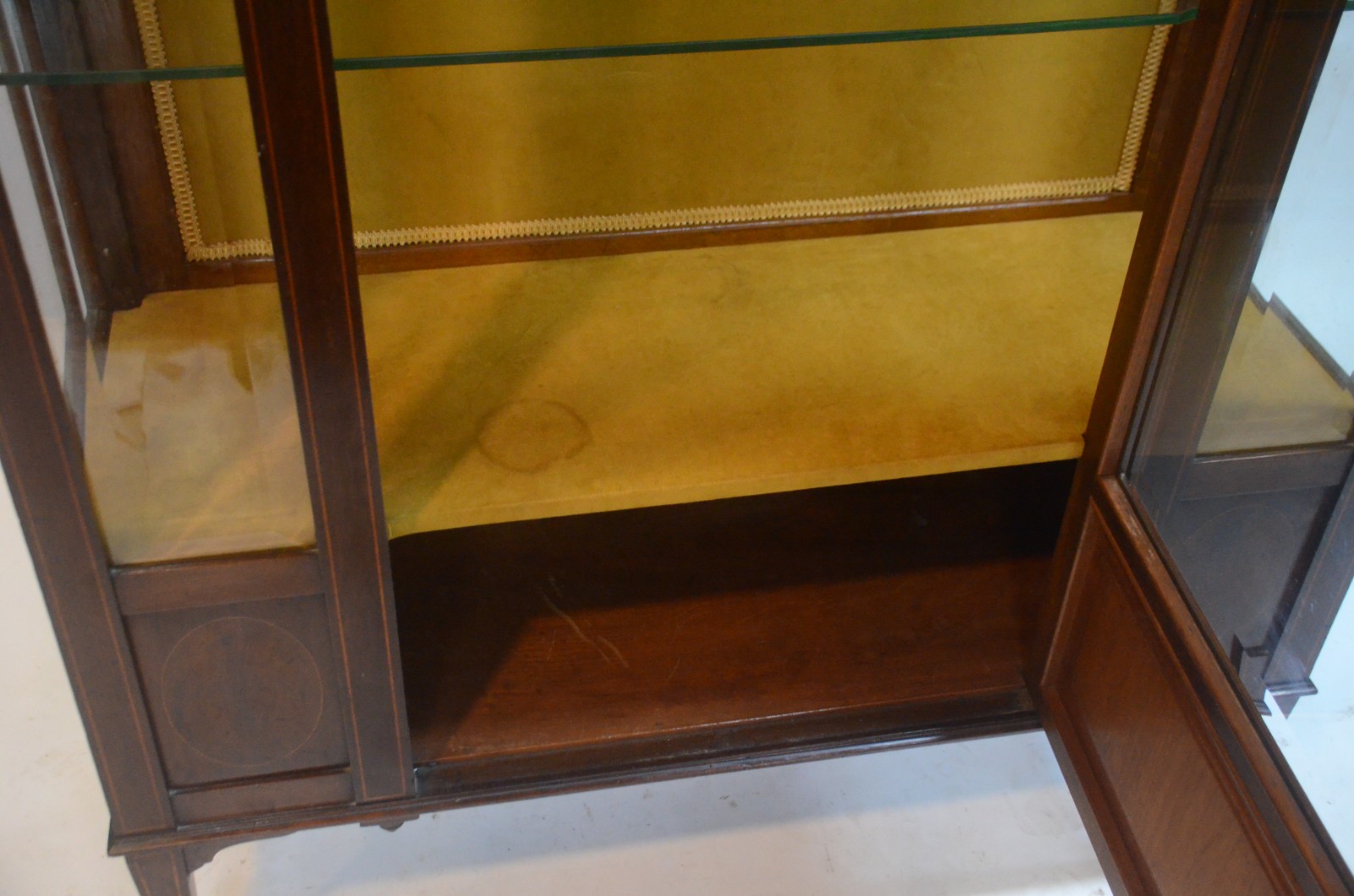 Vitrine de madeira nobre filetada com porta de cristal bisotado... - foto 4 de 7