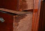 Escrivaninha de madeira nobre com quatro gaveta... - Escrivaninha de madeira nobre com quatro gavetas e uma portinha, tampo de curvim. Pés torneados e faltando um na parte posterior. Precisando de ...