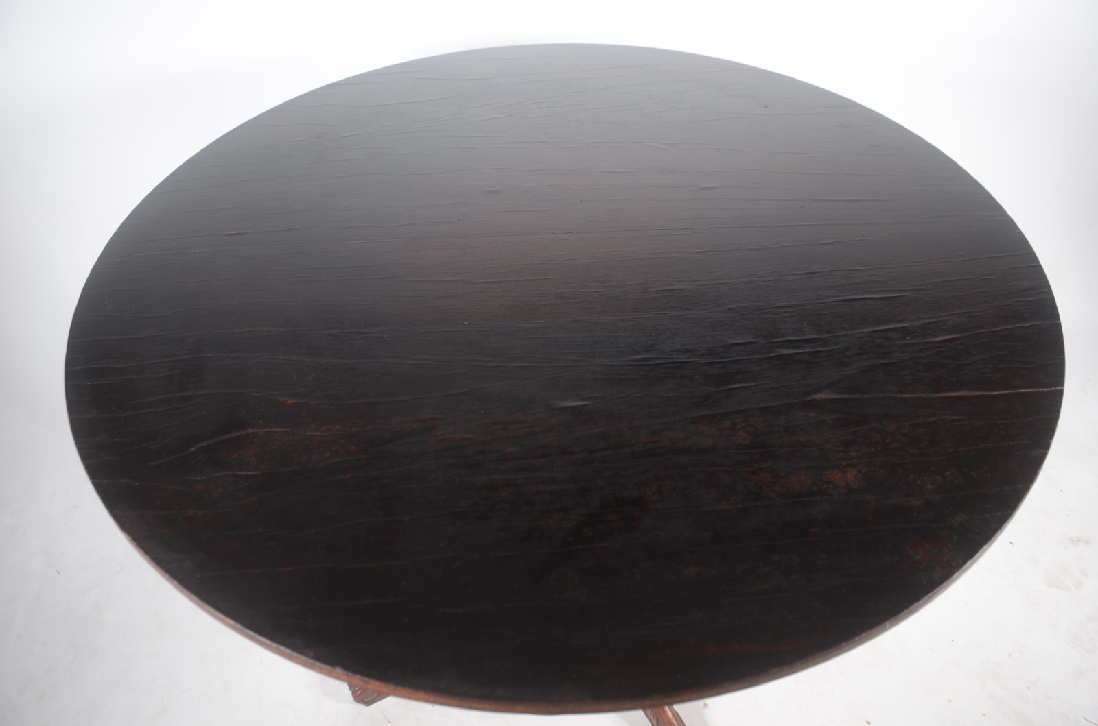 Mesa de madeira nobre, tampo redondo com saia entalhada apoiado em... - foto 3 de 10