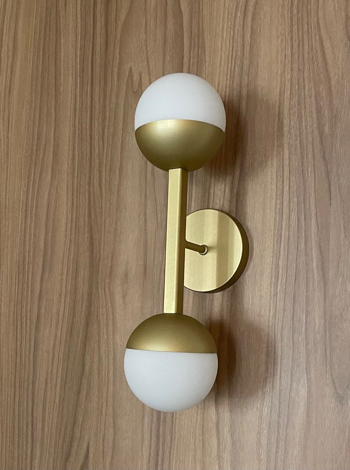 Arandela de metal dourado com globo branco. - foto 1 de 2