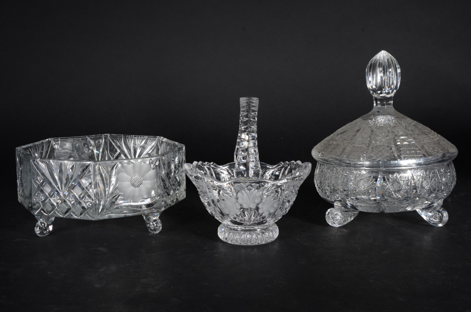 Três peças de cristal tcheco lapidado, sendo bomboniere, fruteira e... - foto 1 de 10