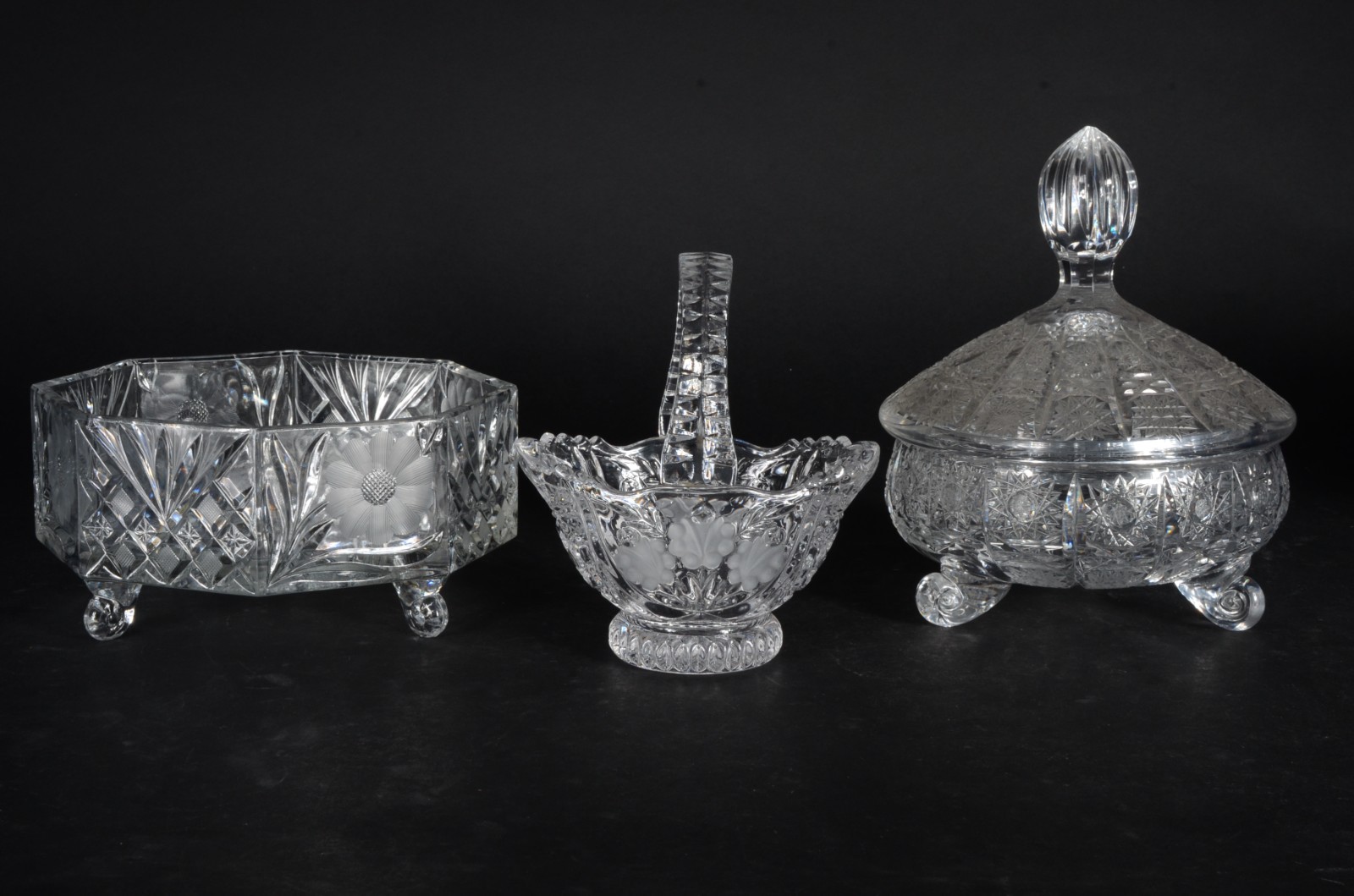 Três peças de cristal tcheco lapidado, sendo bomboniere, fruteira e... - foto 2 de 10