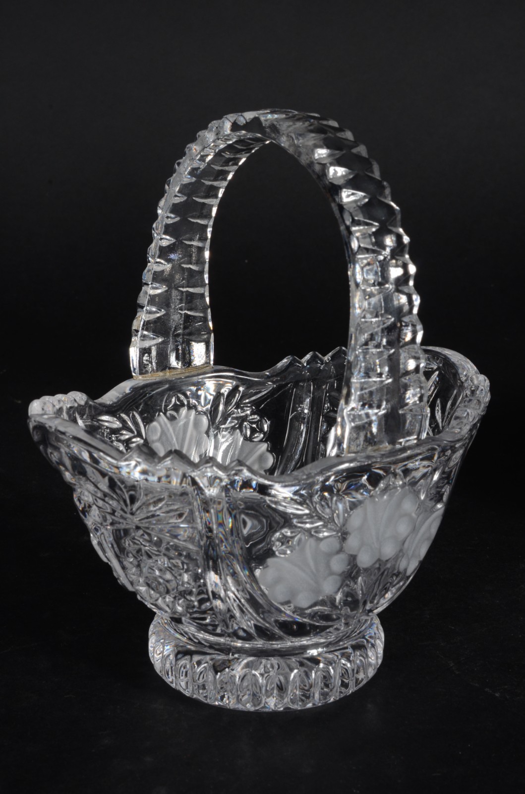 Três peças de cristal tcheco lapidado, sendo bomboniere, fruteira e... - foto 3 de 10