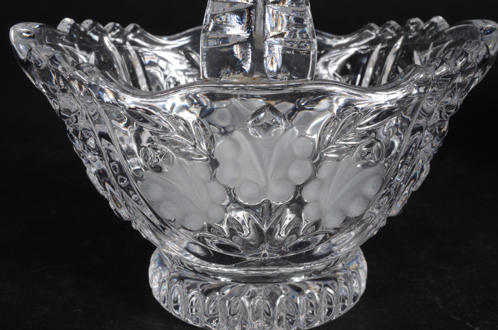 Três peças de cristal tcheco lapidado, sendo bomboniere, fruteira e... - foto 4 de 10