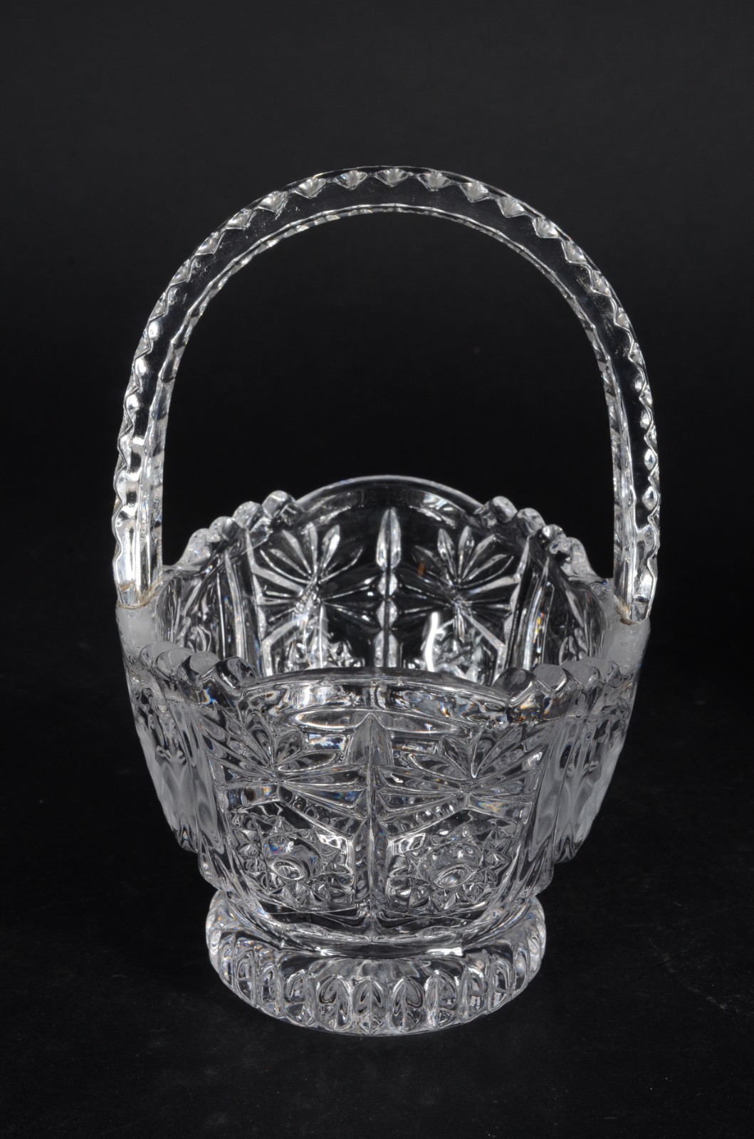 Três peças de cristal tcheco lapidado, sendo bomboniere, fruteira e... - foto 5 de 10