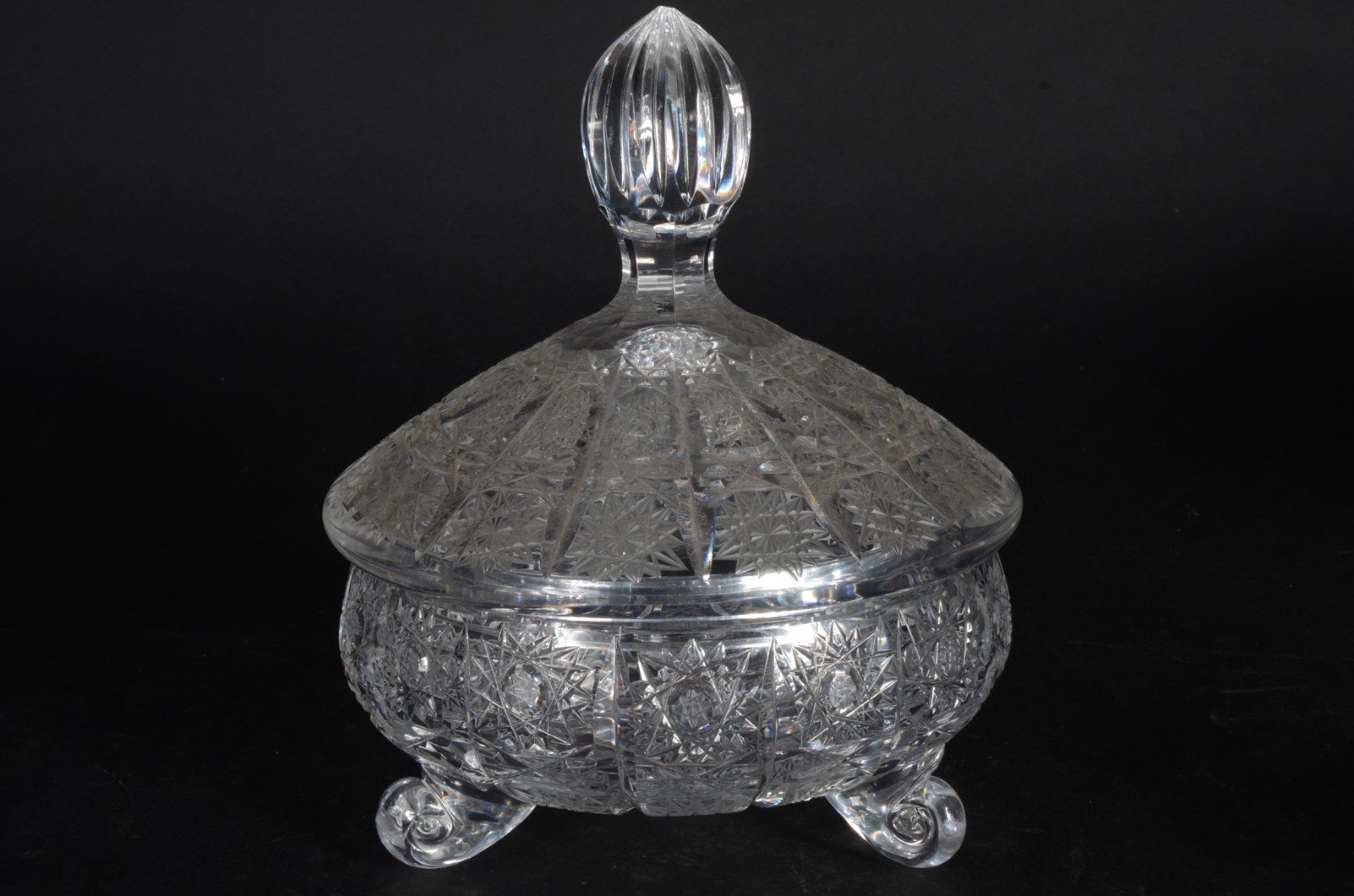 Três peças de cristal tcheco lapidado, sendo bomboniere, fruteira e... - foto 6 de 10
