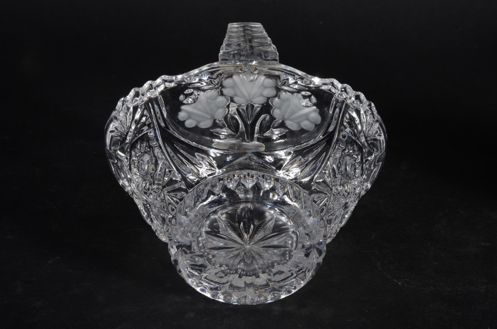 Três peças de cristal tcheco lapidado, sendo bomboniere, fruteira e... - foto 7 de 10