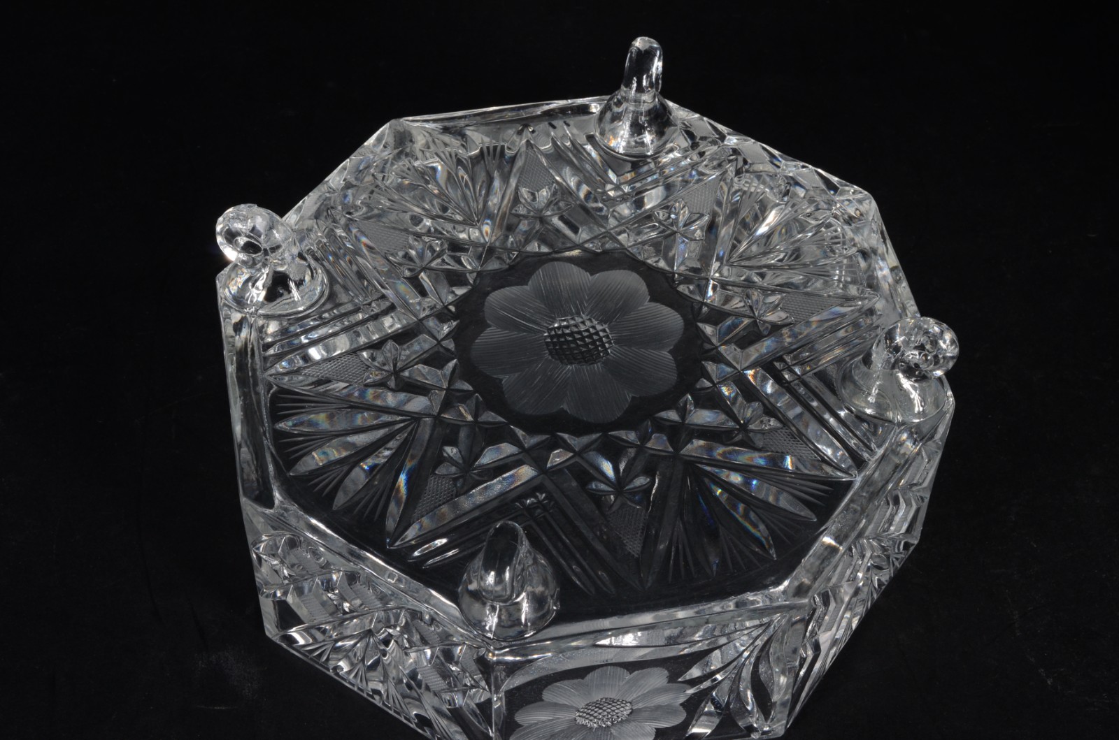 Três peças de cristal tcheco lapidado, sendo bomboniere, fruteira e... - foto 8 de 10