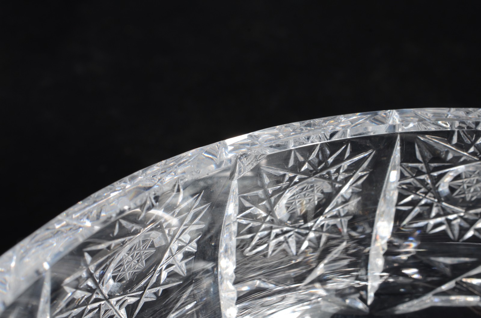 Três peças de cristal tcheco lapidado, sendo bomboniere, fruteira e... - foto 9 de 10
