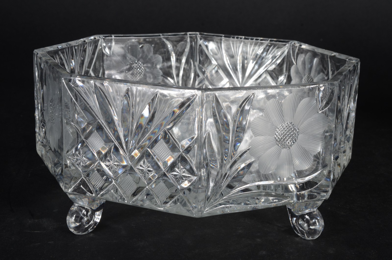 Três peças de cristal tcheco lapidado, sendo bomboniere, fruteira e... - foto 10 de 10
