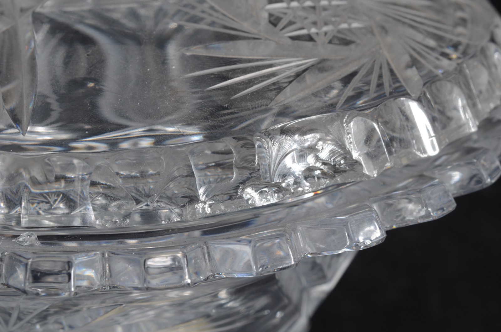 Três peças de cristal tcheco lapidado, sendo: compoteira com pé alto... - foto 9 de 11
