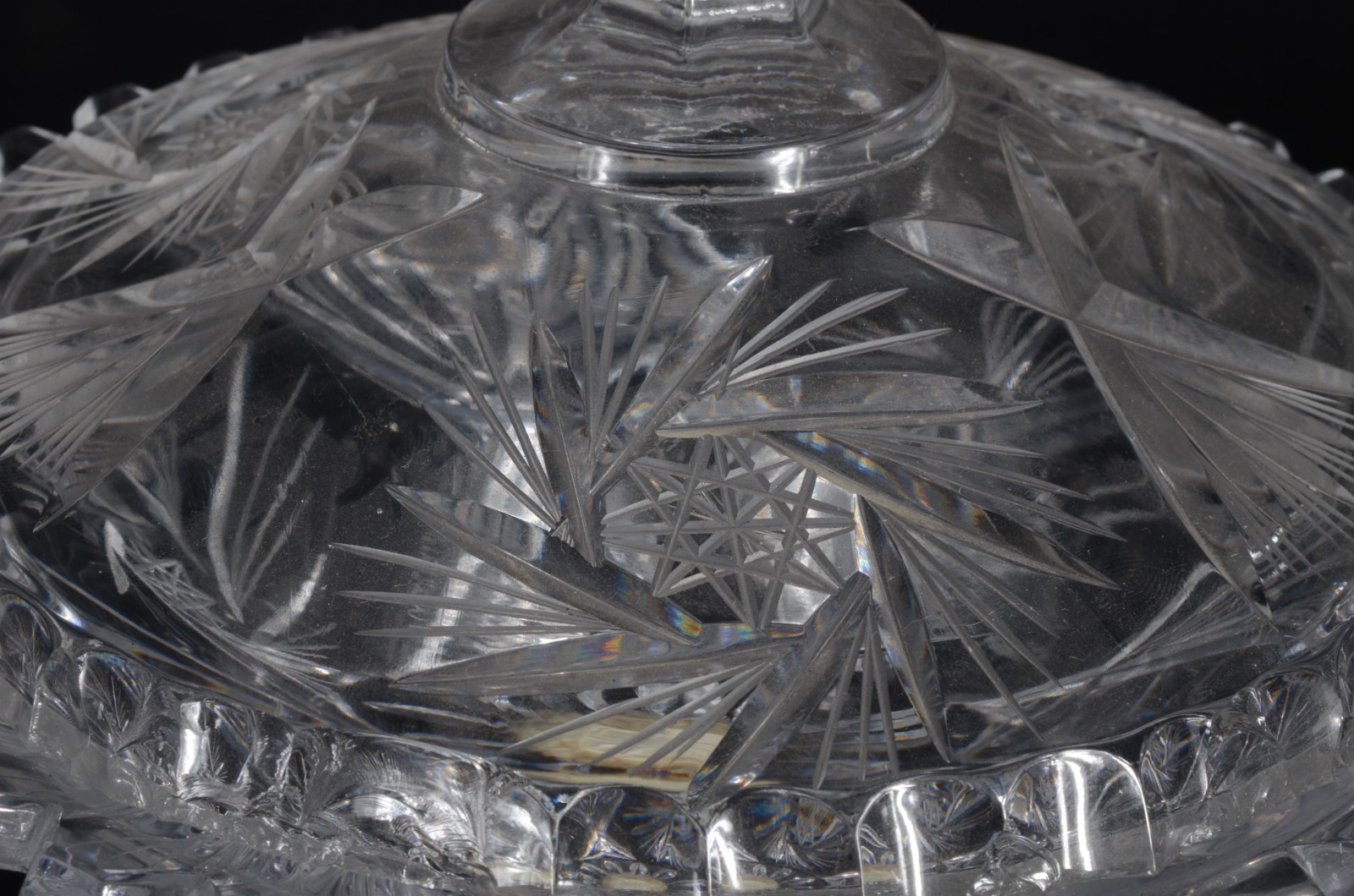 Três peças de cristal tcheco lapidado, sendo: compoteira com pé alto... - foto 11 de 11
