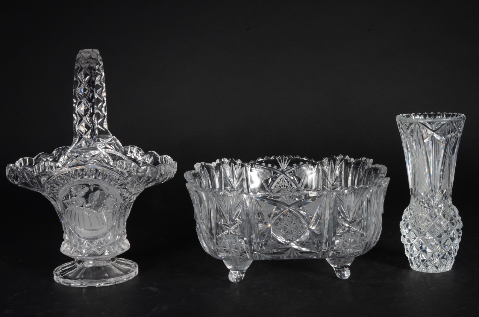 Três peças de cristal tcheco lapidado, sendo cesta, fruteira e... - foto 1 de 11