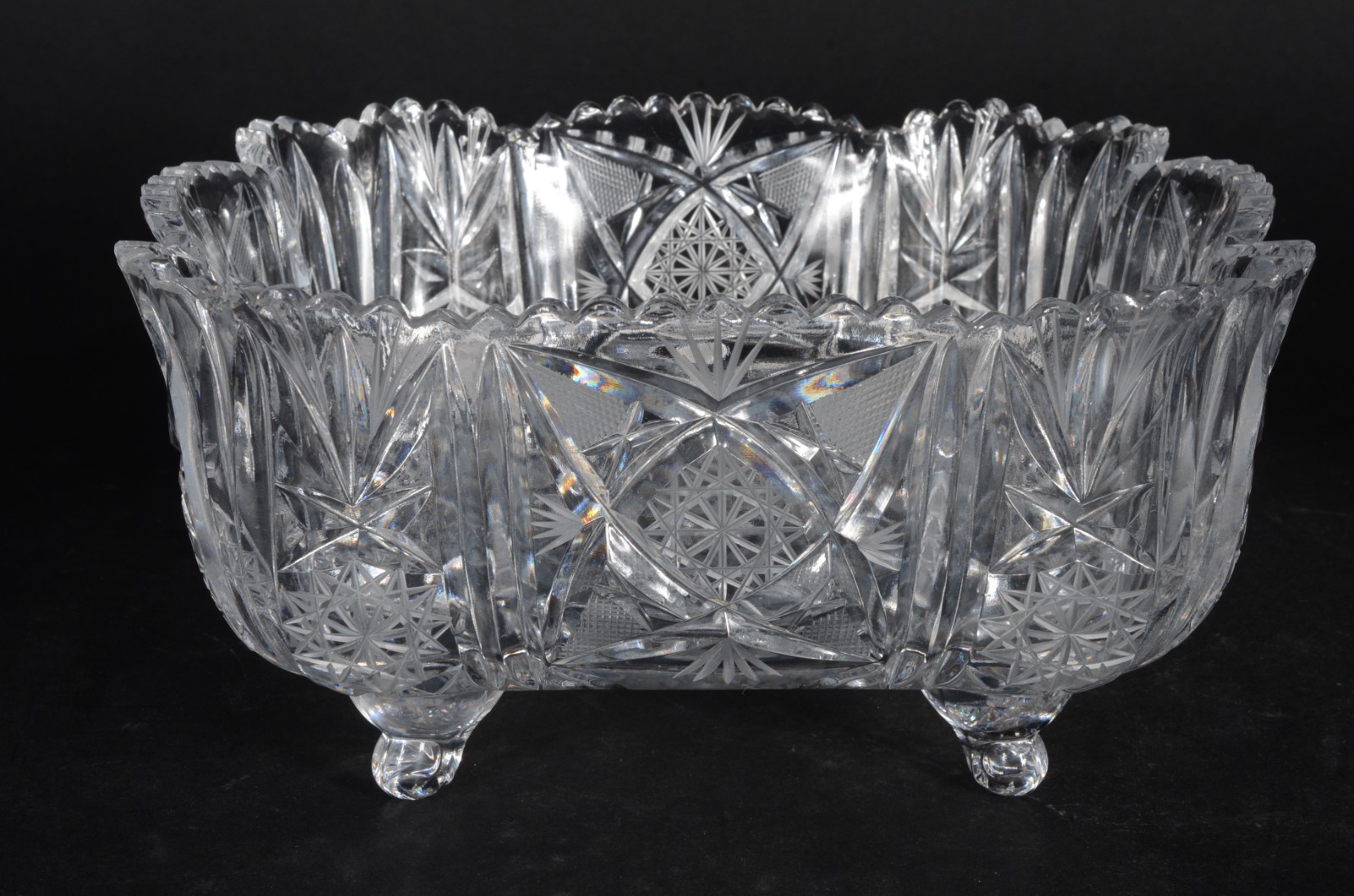 Três peças de cristal tcheco lapidado, sendo cesta, fruteira e... - foto 2 de 11