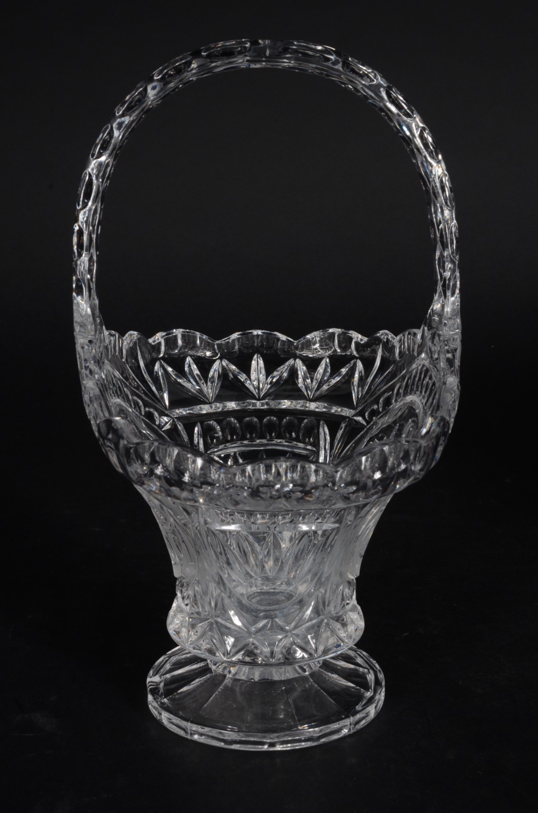 Três peças de cristal tcheco lapidado, sendo cesta, fruteira e... - foto 5 de 11