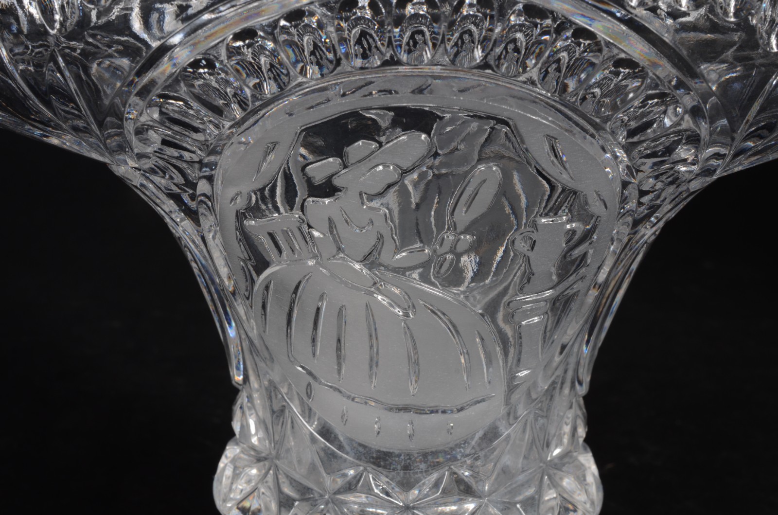 Três peças de cristal tcheco lapidado, sendo cesta, fruteira e... - foto 6 de 11