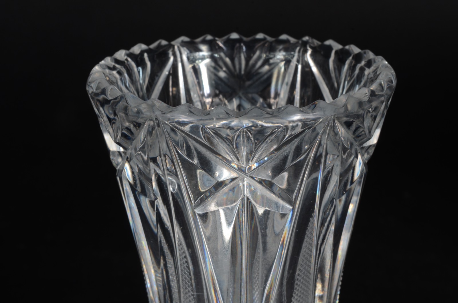Três peças de cristal tcheco lapidado, sendo cesta, fruteira e... - foto 10 de 11