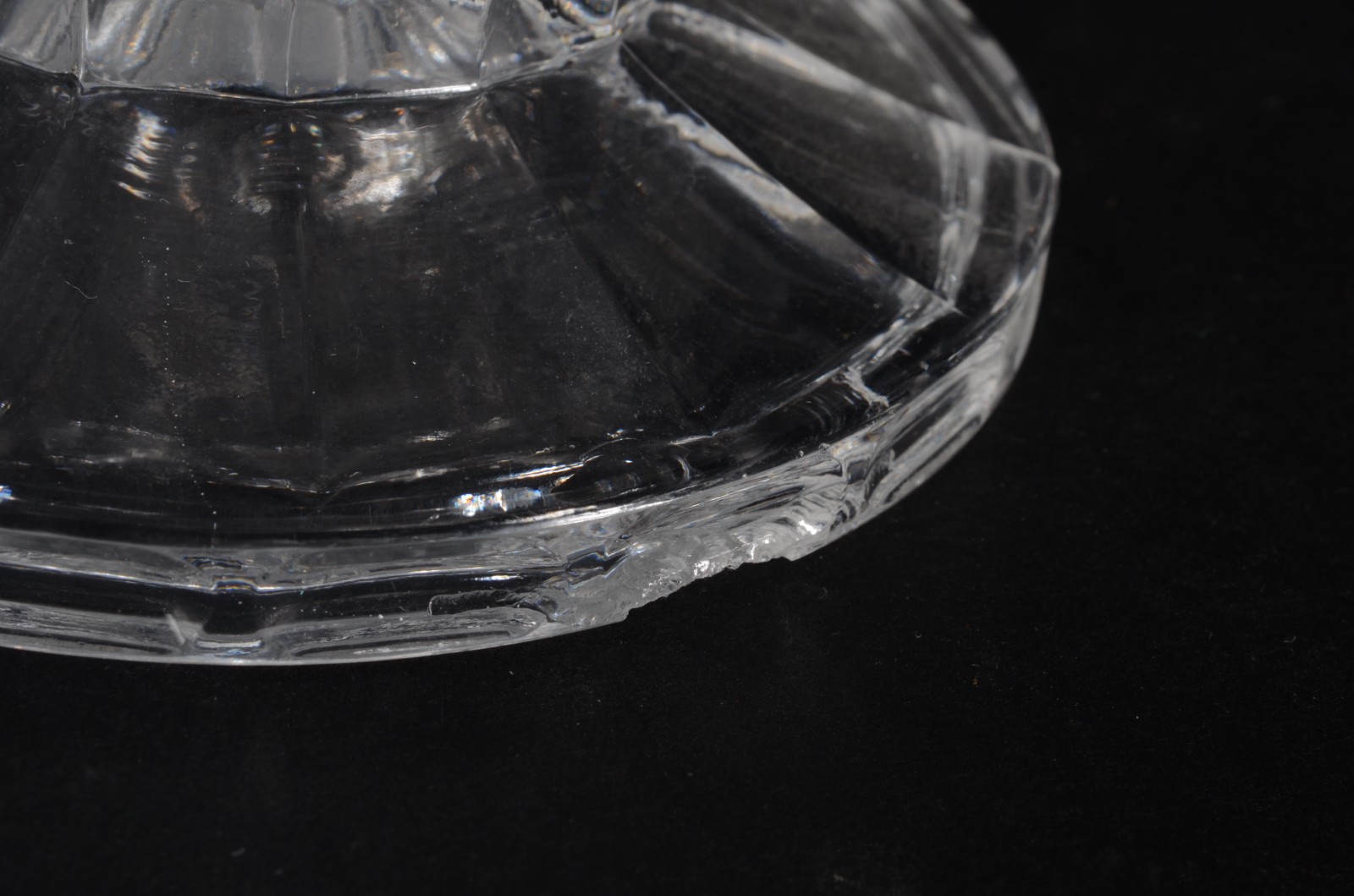 Três peças de cristal tcheco lapidado, sendo cesta, fruteira e... - foto 11 de 11
