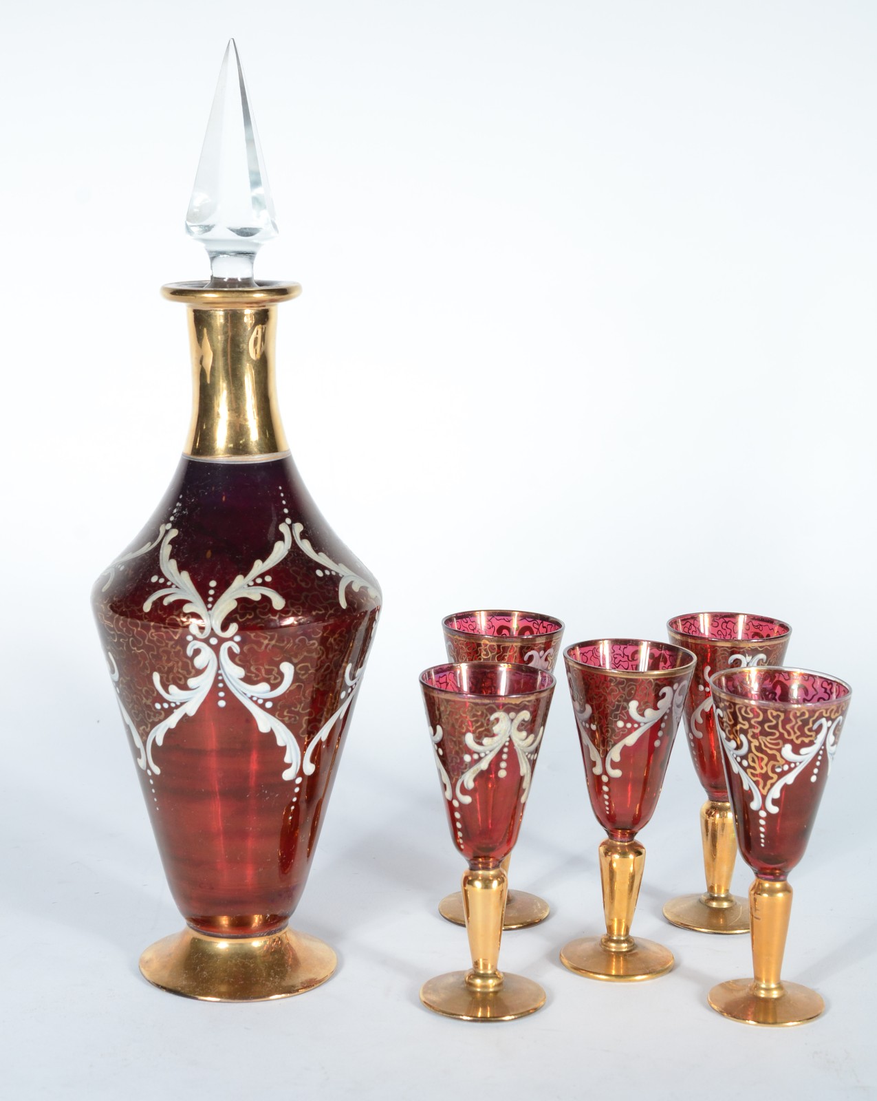 Conjunto de licoreira com 5 cálices de vidro na cor rubi e dourado... - foto 1 de 7