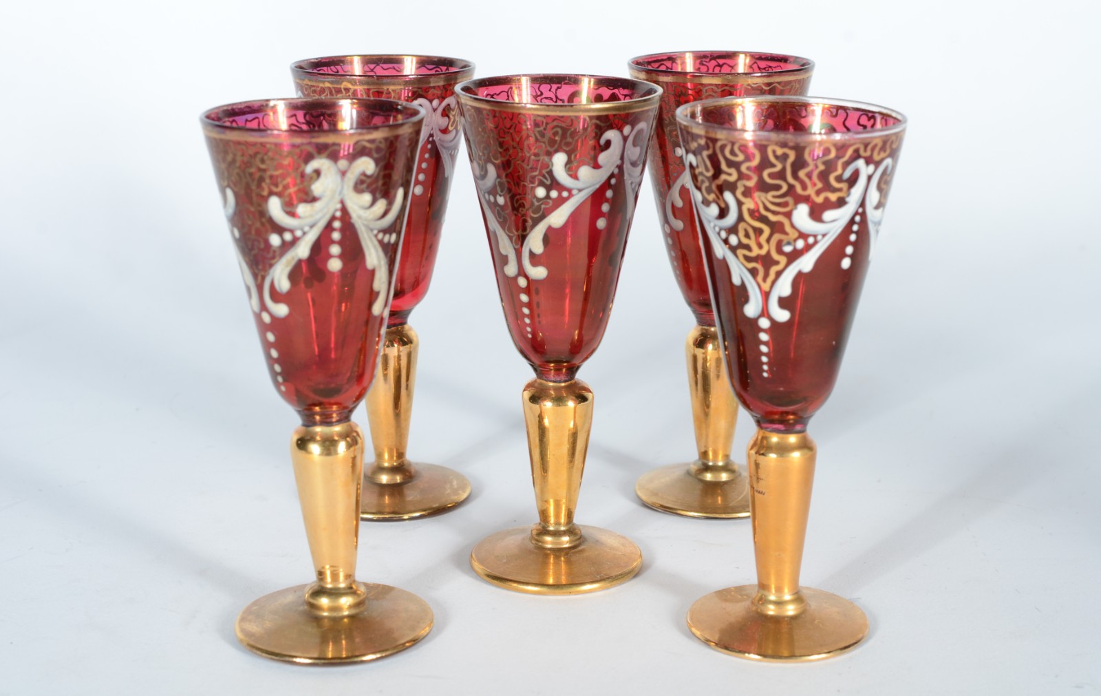 Conjunto de licoreira com 5 cálices de vidro na cor rubi e dourado... - foto 2 de 7