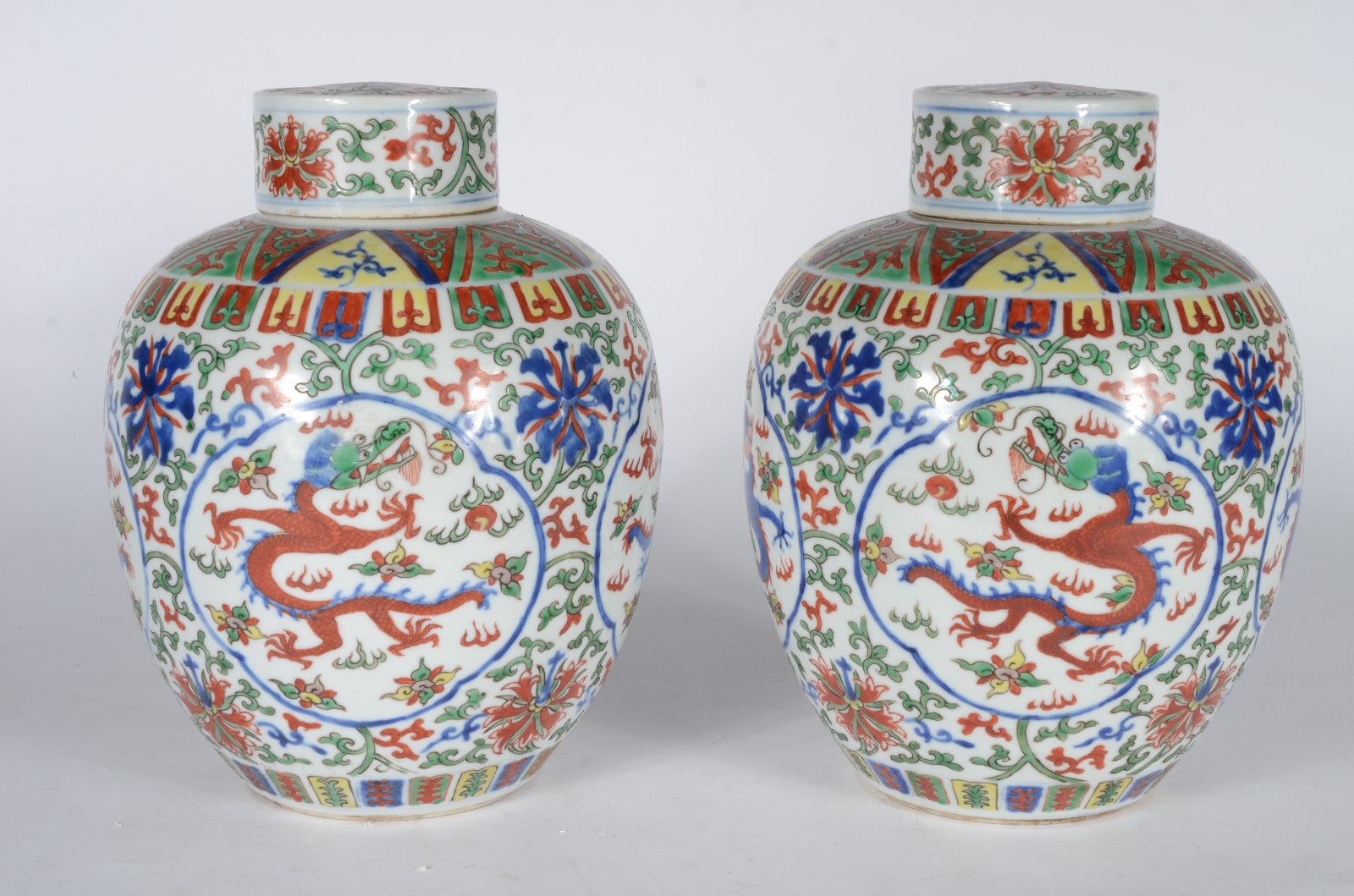 Par de potiches em porcelana chinesa, de formato ovalado, ornados em... - foto 1 de 7