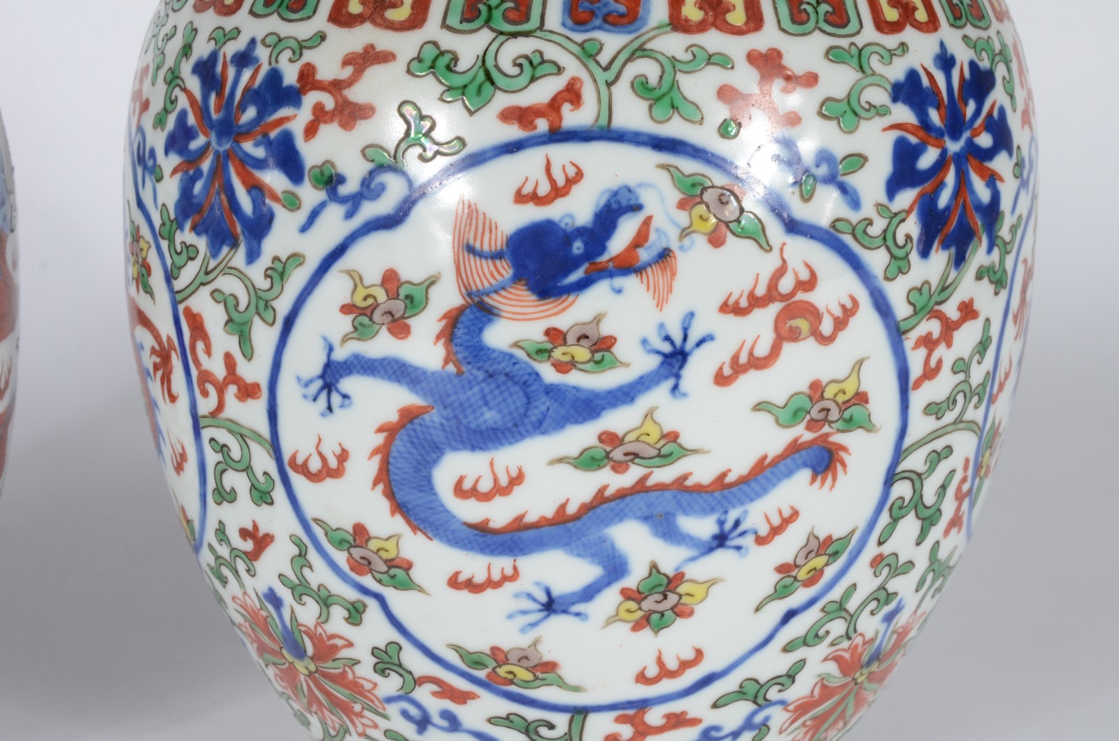 Par de potiches em porcelana chinesa, de formato ovalado, ornados em... - foto 2 de 7