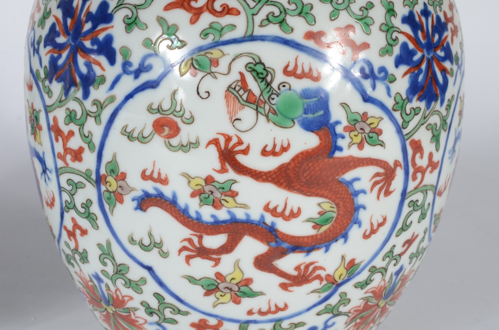 Par de potiches em porcelana chinesa, de formato ovalado, ornados em... - foto 3 de 7