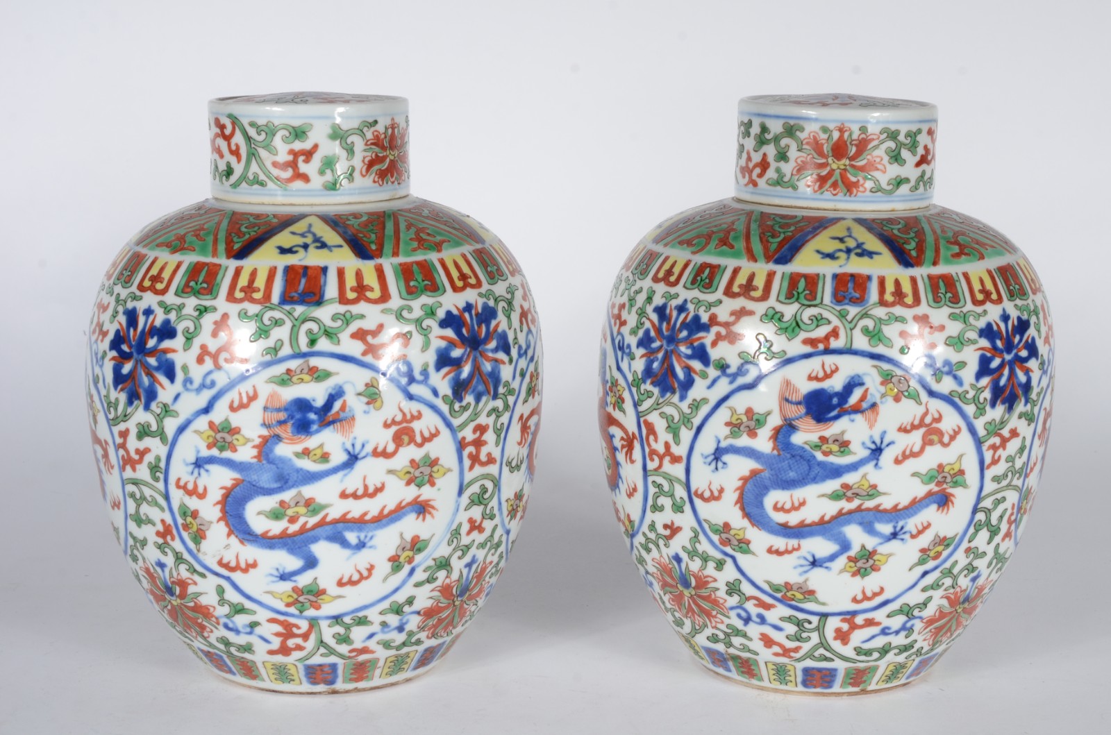 Par de potiches em porcelana chinesa, de formato ovalado, ornados em... - foto 4 de 7