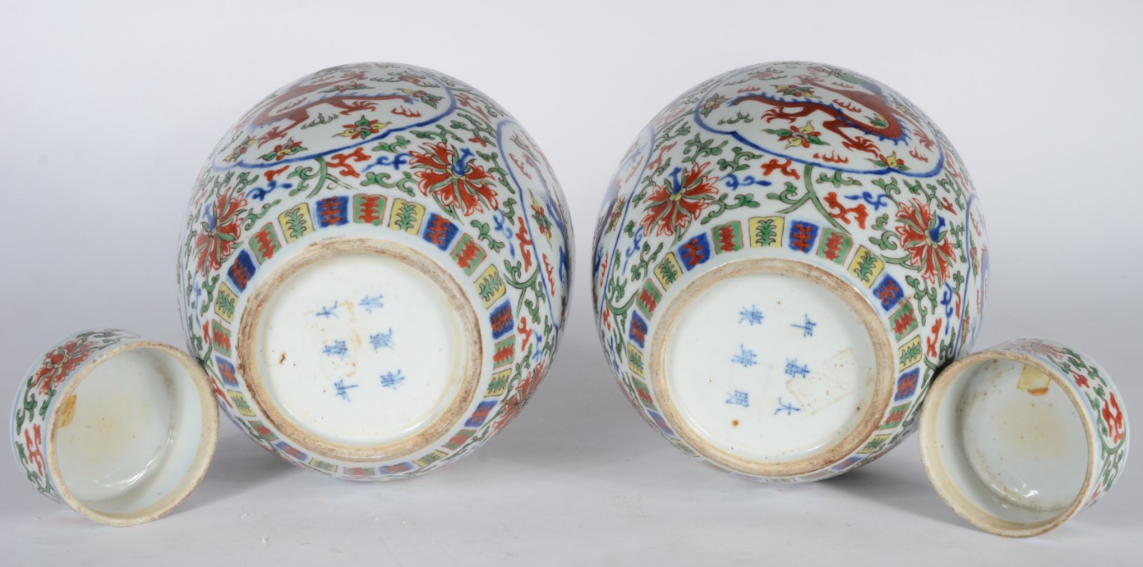 Par de potiches em porcelana chinesa, de formato ovalado, ornados em... - foto 5 de 7