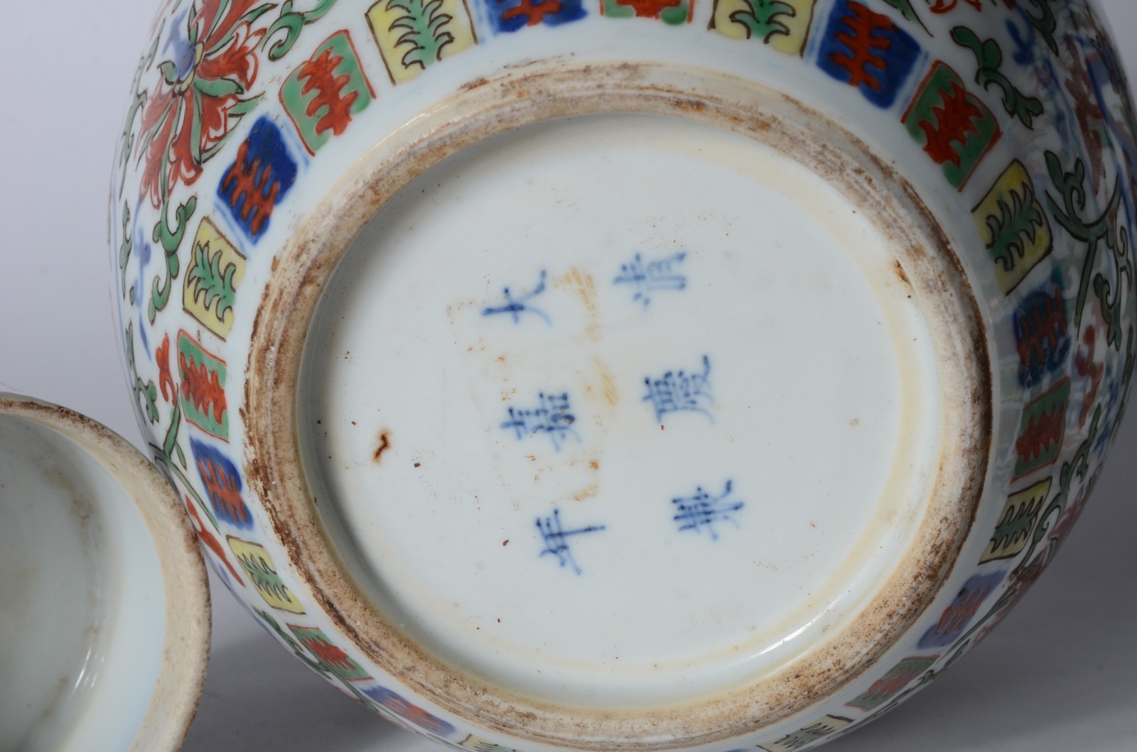 Par de potiches em porcelana chinesa, de formato ovalado, ornados em... - foto 7 de 7
