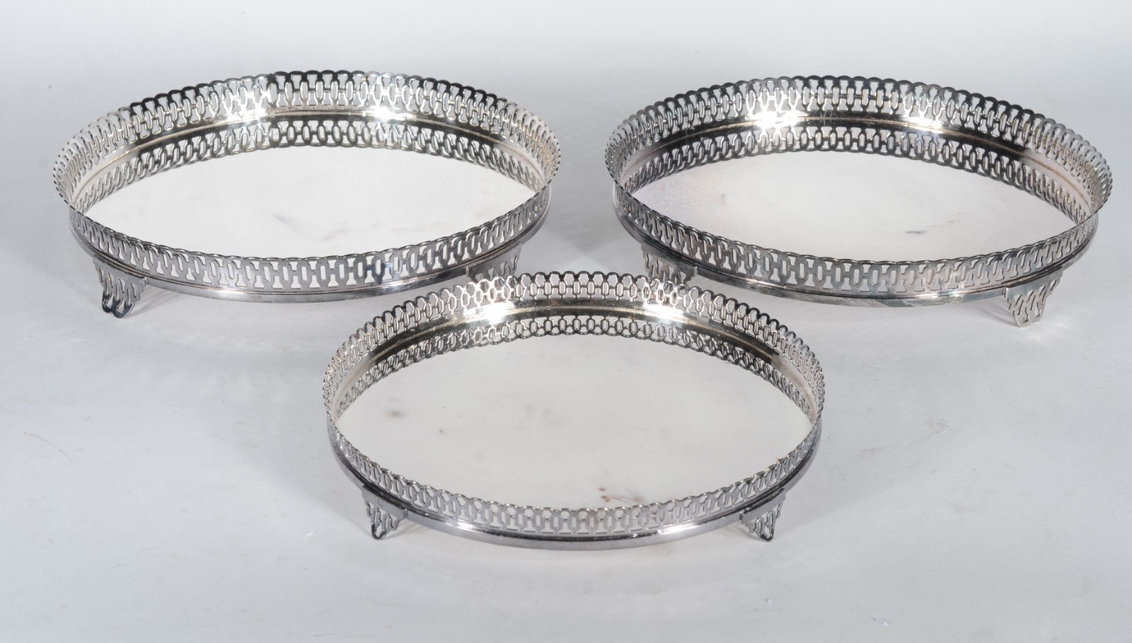 Conjunto com 3 salvas de metal prateado, galerias vazadas em... - foto 1 de 5