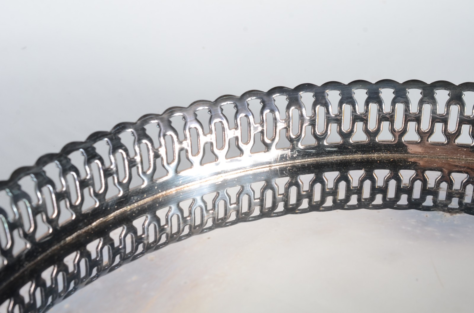 Conjunto com 3 salvas de metal prateado, galerias vazadas em... - foto 3 de 5