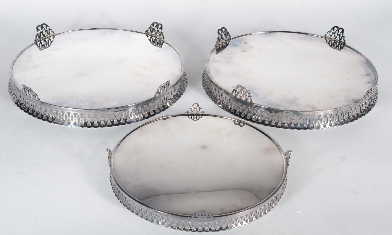 Conjunto com 3 salvas de metal prateado, galerias vazadas em... - foto 4 de 5