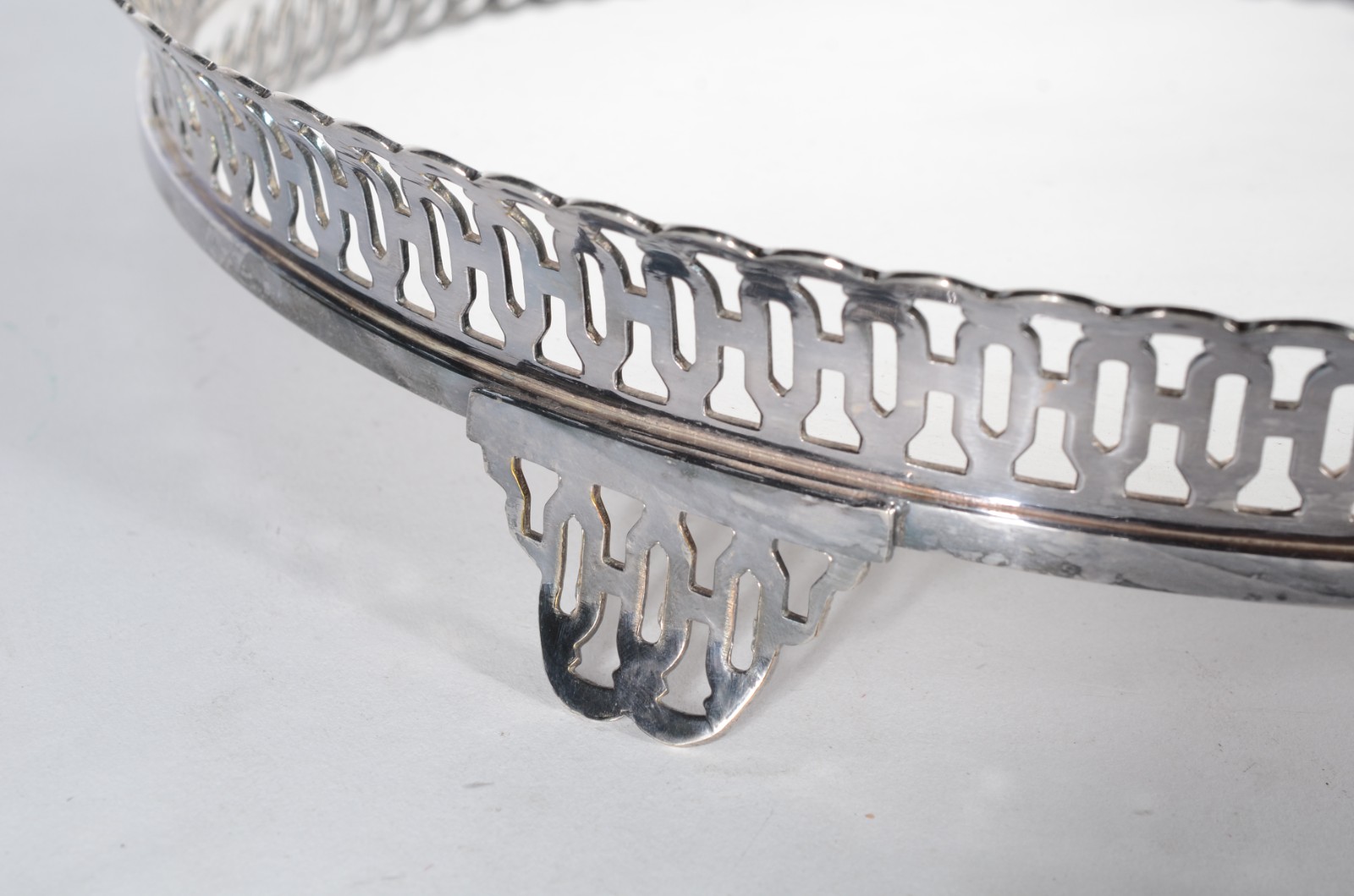 Conjunto com 3 salvas de metal prateado, galerias vazadas em... - foto 5 de 5