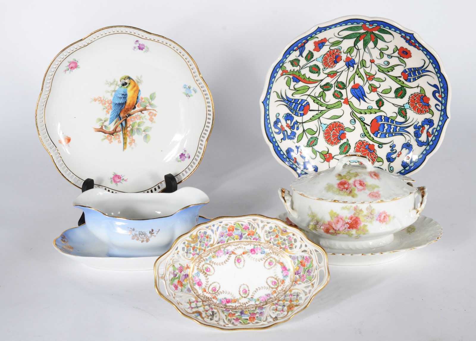 Cinco peças de porcelana de diversas procedências, sendo: 2 molheiras... - foto 1 de 11