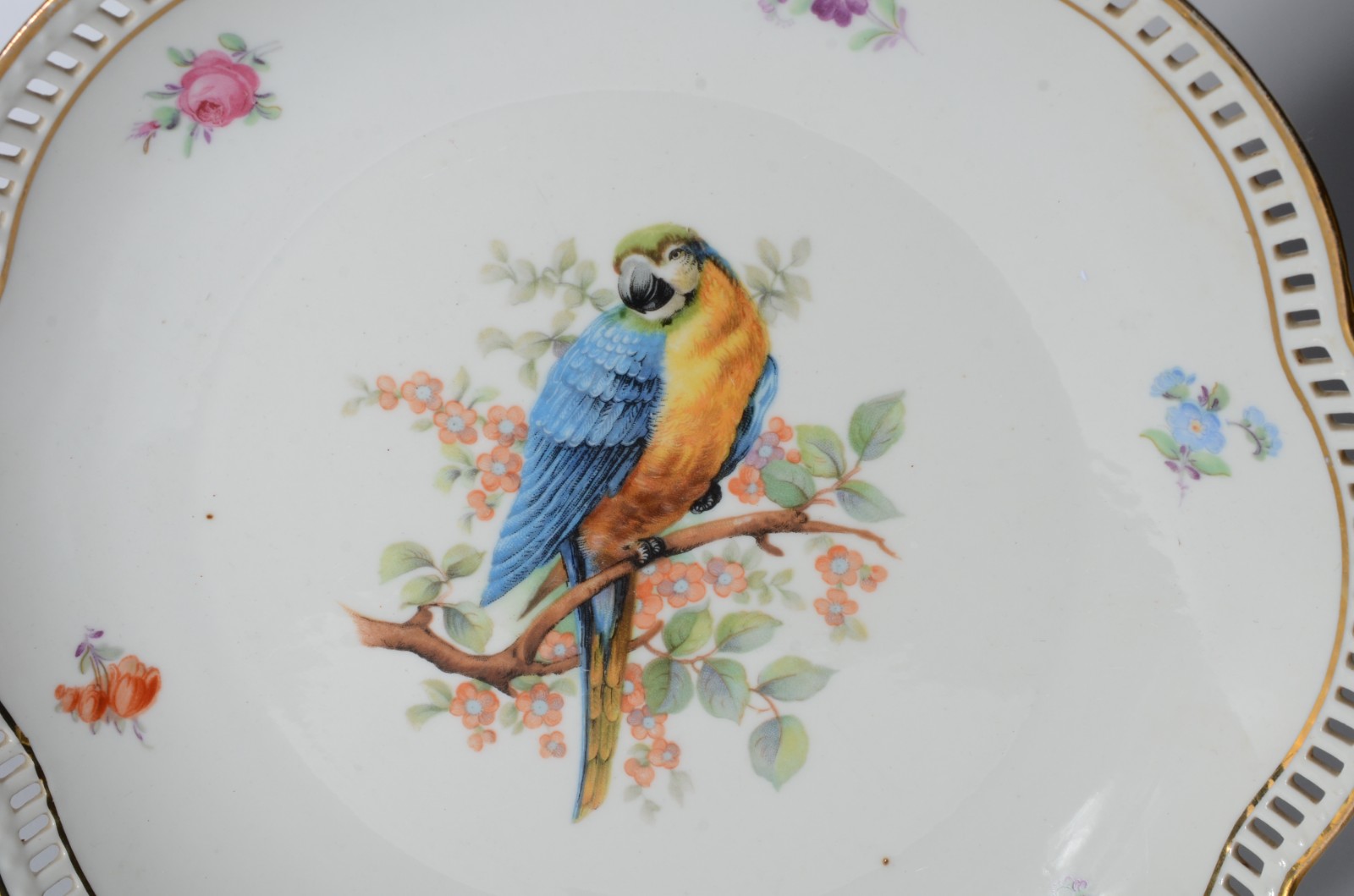 Cinco peças de porcelana de diversas procedências, sendo: 2 molheiras... - foto 2 de 11