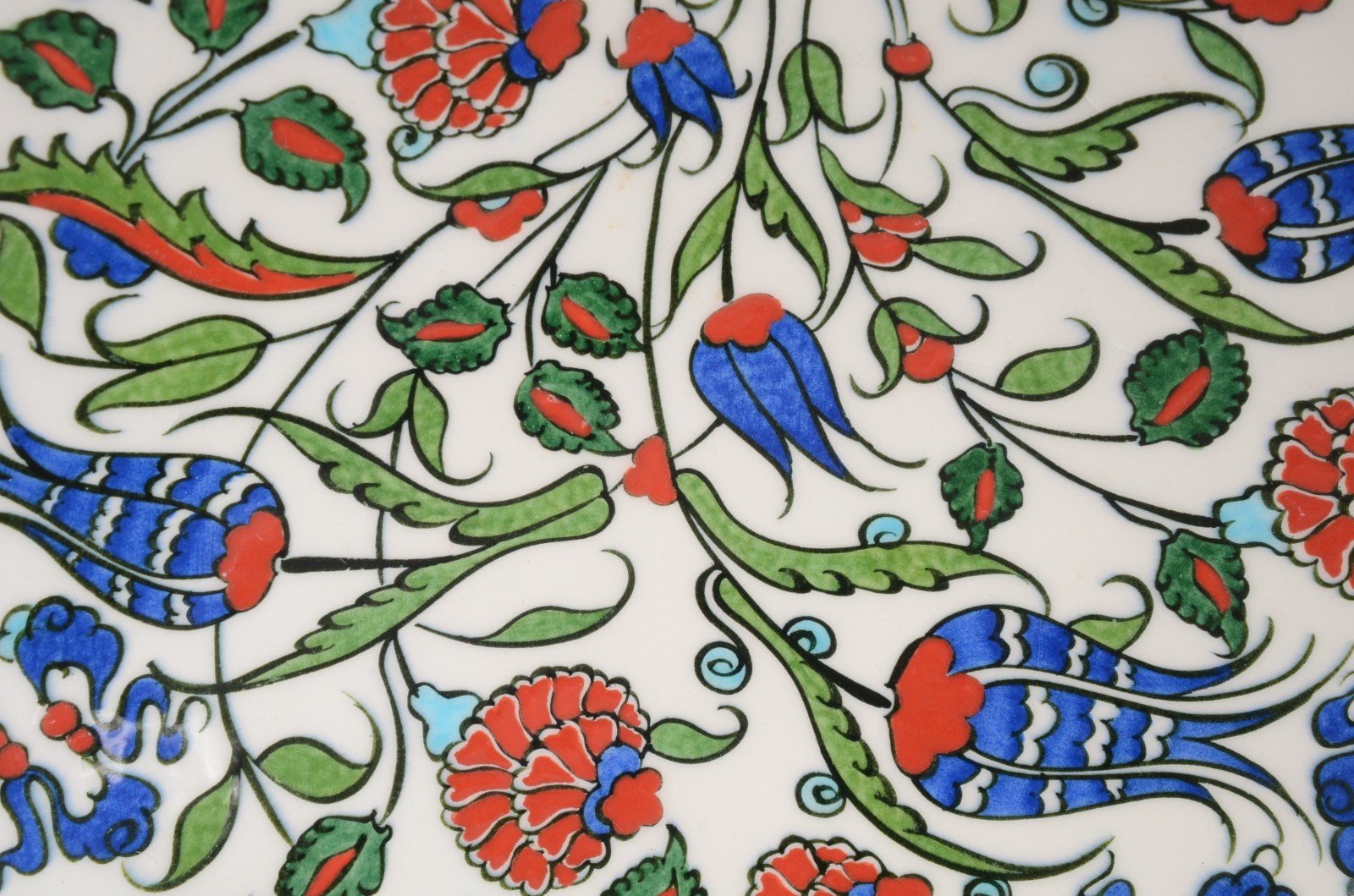 Cinco peças de porcelana de diversas procedências, sendo: 2 molheiras... - foto 4 de 11