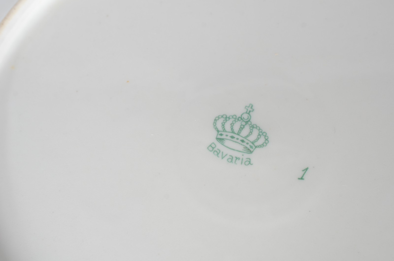 Cinco peças de porcelana de diversas procedências, sendo: 2 molheiras... - foto 5 de 11